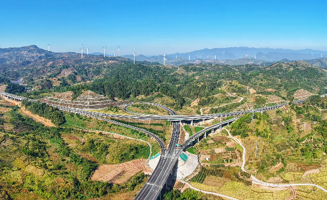 恭城互通四通八達(dá)，架起少數(shù)民族地區(qū)高質(zhì)量發(fā)展的希望。 (1).jpg